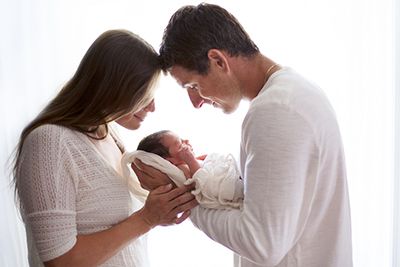 foto ouders met hun pasgeboren kindje